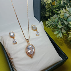 China Gold Locket Set – Elegant & Stylish Jewelry Piece!